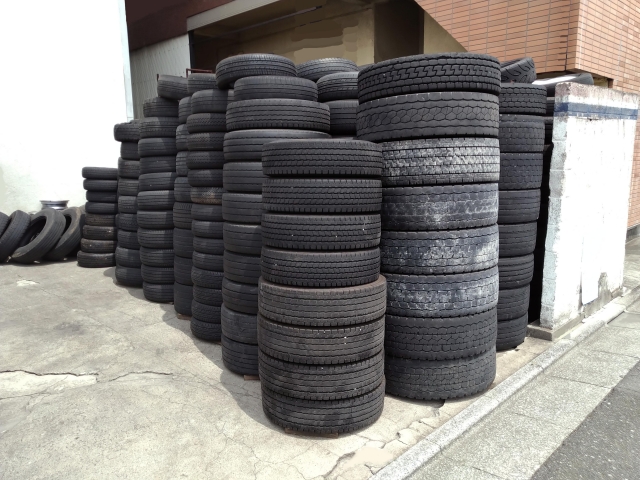 大量のタイヤ