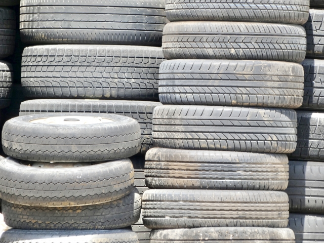 大量のタイヤ