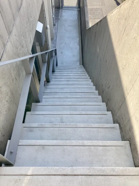 階段での運び出し作業もお任せ