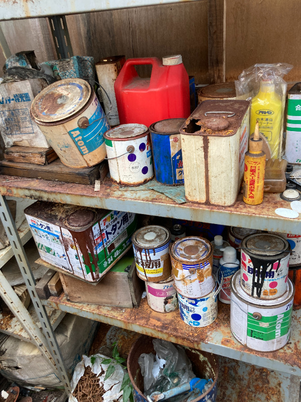 ペンキ塗料の回収作業